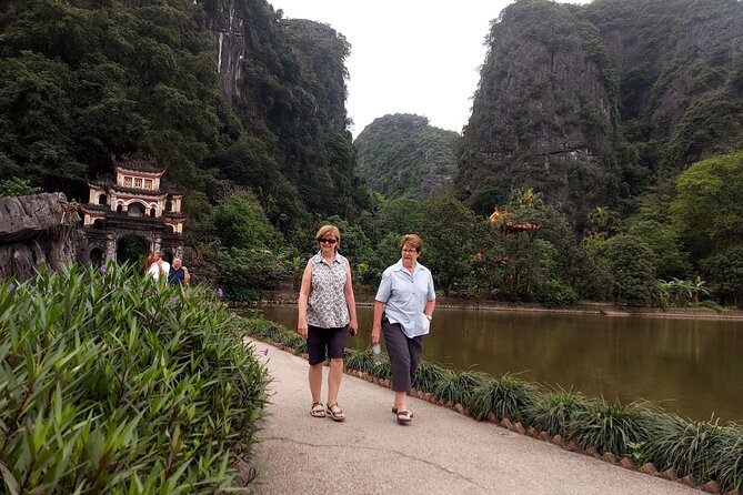 Ninh Binh Luxury Day Tour by Limousine- Small Group- All included - Mua Cave and the lying dragon viewpoint
