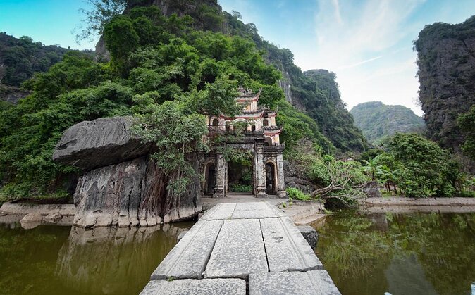 Ninh Binh Tour: Deluxe & Small Group Tam Coc Hoa Lu - Boat, Biking, Buffet Lunch - Key points at a glance