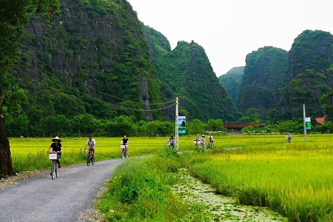 Ninh Binh Tour: Deluxe & Small Group Tam Coc Hoa Lu - Boat, Biking, Buffet Lunch - Guides, group size, and the pace of the day