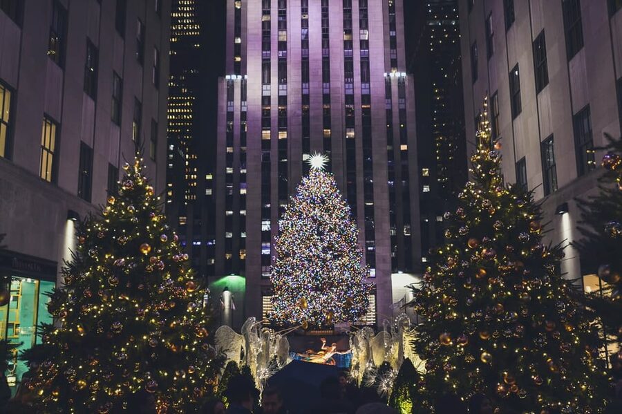 NYC: Dyker Heights and NYC Holiday Lights Luxury Bus Tour - Starting in Midtown and Crossing Manhattan