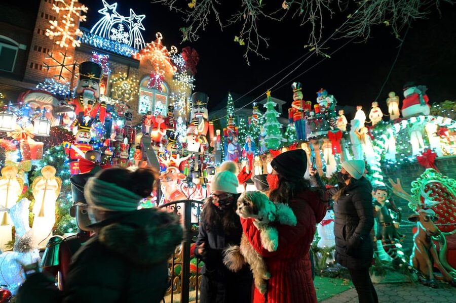 NYC: Dyker Heights and NYC Holiday Lights Luxury Bus Tour - One Hour Among the Dyker Heights Displays