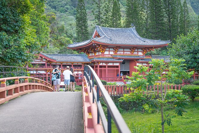 Oahu Deluxe Grand Circle Island Tour - Byodo-In Temple brings a quieter rhythm