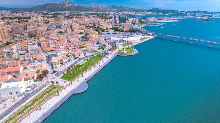 Olbia: Exclusive Guided City Tour in Tuk-Tuk - Monumento ai caduti and the first city views