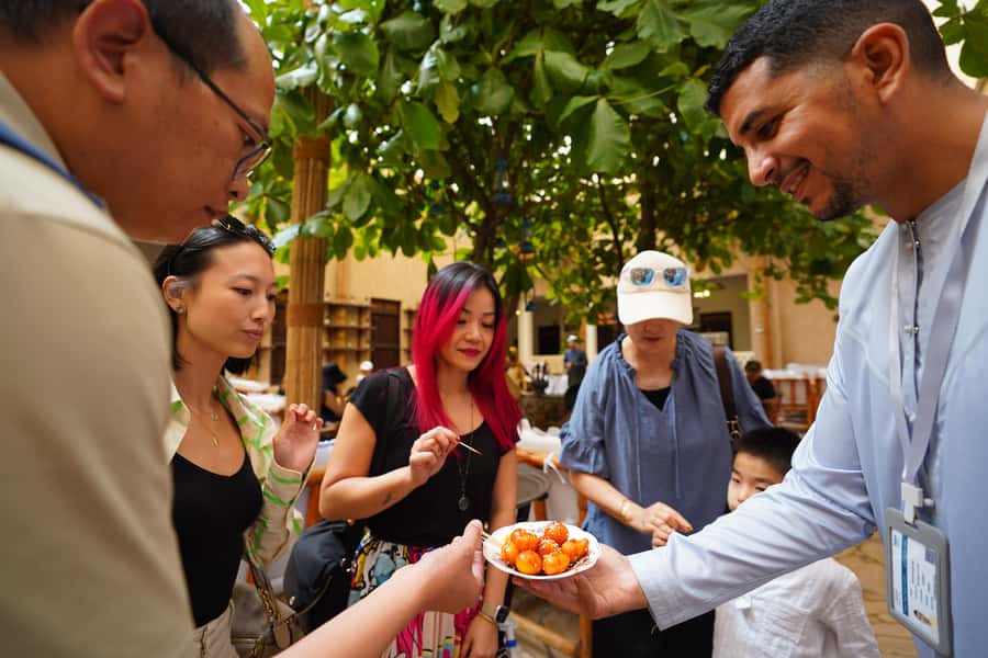 Old Dubai: Premium Guided Tour with Street Food & Abra Ride - The Guides Make the Difference