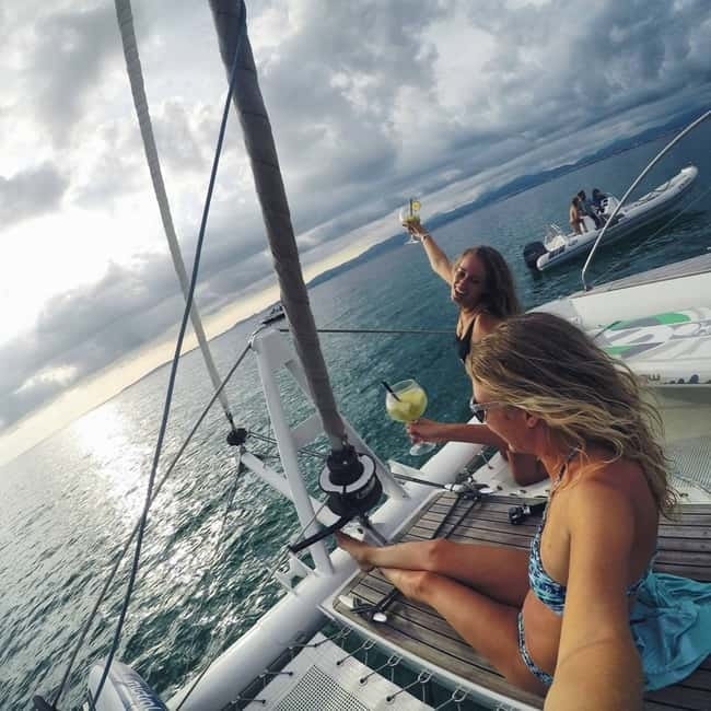 Palma de Mallorca: Deluxe Catamaran Sailing Tour with Meal - Why the smaller group matters on Oasis