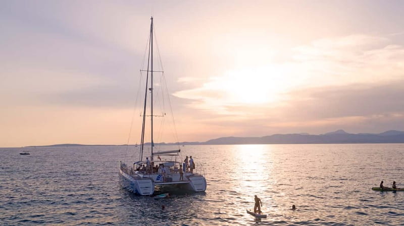 Palma de Mallorca: Deluxe Catamaran Sailing Tour with Meal - Swimming in Cala Vella