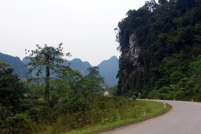 Paradise Cave & Dark Cave 1 Day - Deluxe Small Group - What the guides add to the day