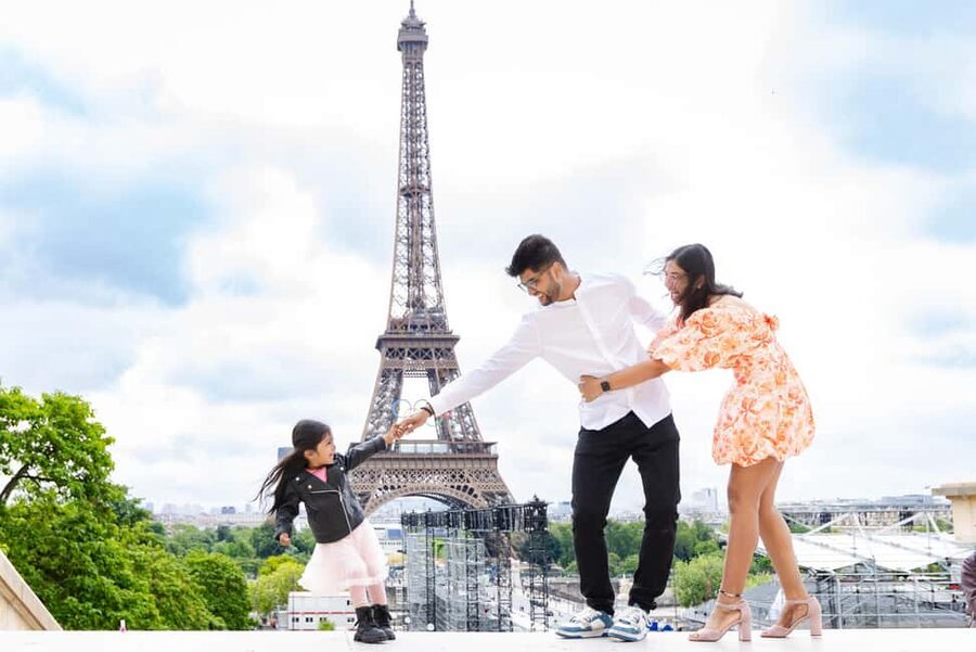 Paris: Eiffel Tower Premium Photoshoot - Handling rain, wind, and changing plans
