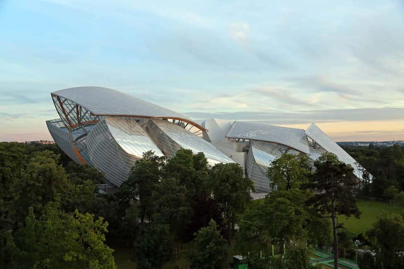 Paris: Fondation Louis Vuitton Premium Access Ticket - Entering through the dedicated entrance
