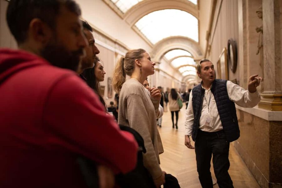 Paris Louvre Exclusive Semi Private Guided Tour Max 6 People - Why a small Louvre tour can make sense