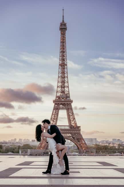 Paris: Premium Professional Photo Shoot - The Eiffel Tower: classic views with crowd management