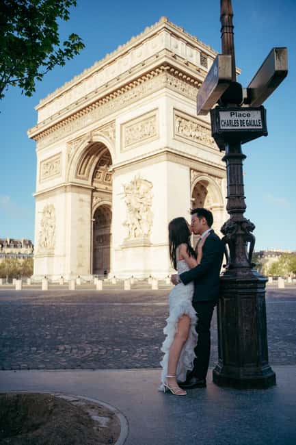 Paris: Premium Professional Photo Shoot - The Louvre and Montmartre for a different mood