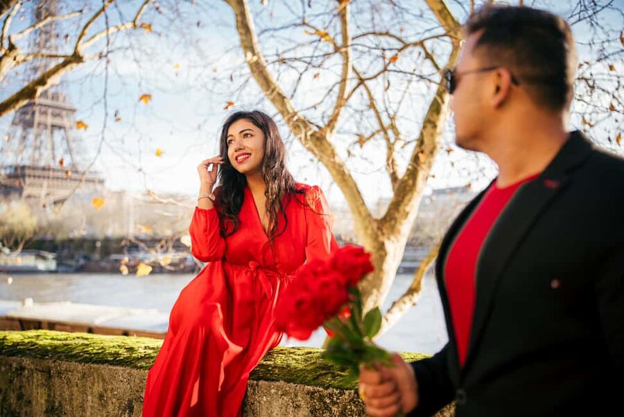 Paris: Premium Professional Photo Shoot - What the photographer does during the session