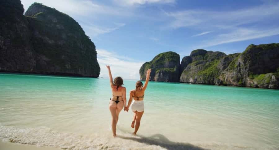 Phuket: Phi Phi, Maya, and Maiton by Luxury Yacht with Lunch - Lunch with a view at Phi Phi Don