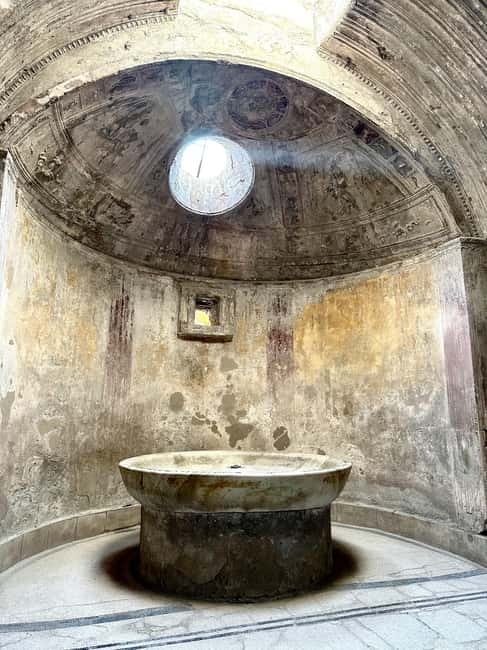 Pompeii: Exclusive Tour with Archaeologist and Entry Tickets - Why a guide changes Pompeii