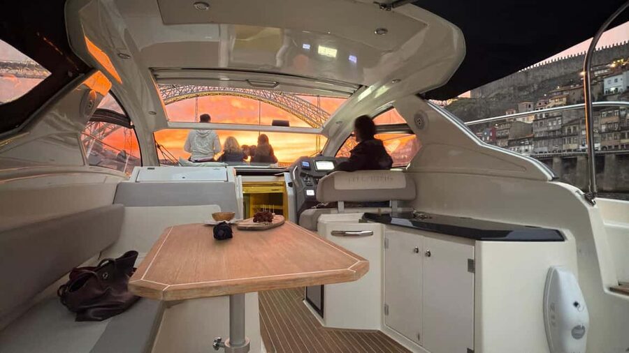 Porto: Luxury 6 Bridges Yacht Cruise with Wine & Snacks - Dom Luís Bridge and the Ribeira panorama