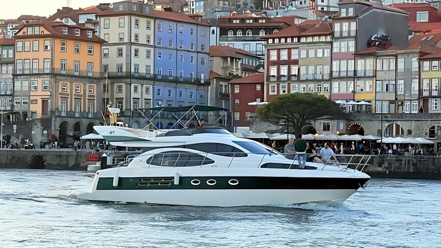 Porto: Luxury 6 Bridges Yacht Cruise with Wine & Snacks - Starting at Freixo Marina
