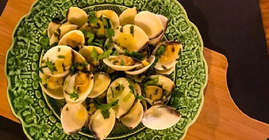 Porto: Premium Portuguese Food Tour and Sightseeing - What the guide adds to the experience
