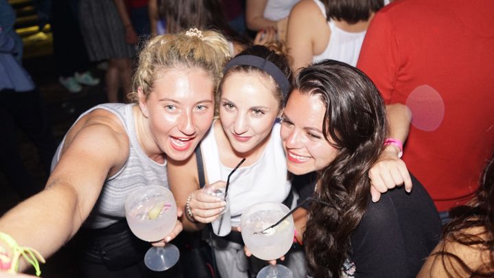 Porto: Pub Crawl with 6 Drinks and VIP Club Entry - Three more bars around Porto’s Galerias area
