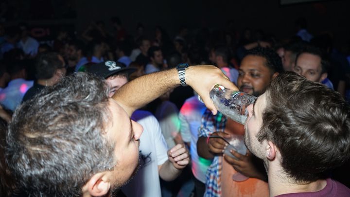 Porto: Pub Crawl with 6 Drinks and VIP Club Entry - Why solo visitors often get the most from it