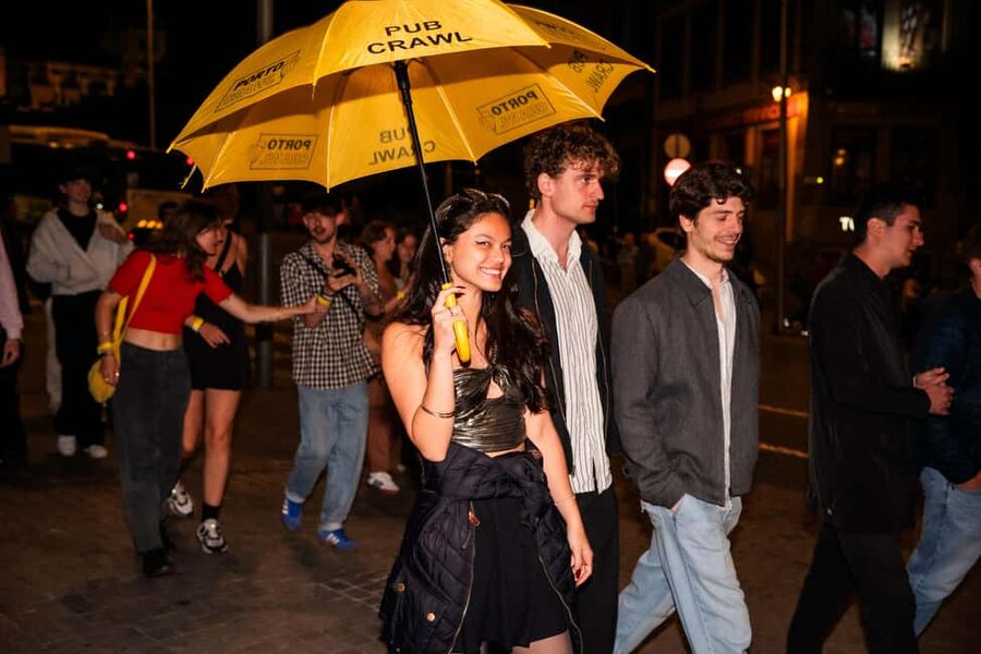 Porto: Pub Crawl with 7 Drinks, Games, and VIP Club Entry - Clothing, comfort, and sensible planning