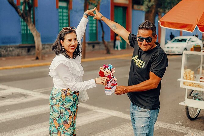 PREMIUM Frida Kahlo Museum and Xochimilco (Small Groups) - The guides are the strongest part of the experience