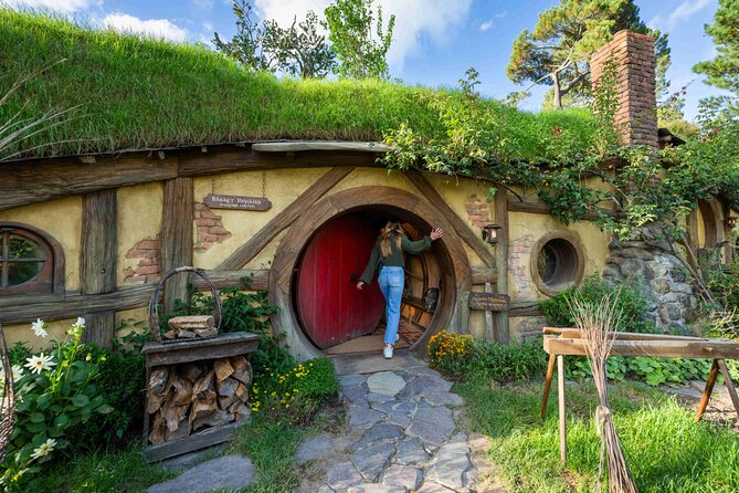 Premium Hobbiton Small Group Day Tour from Auckland - A pause at the Green Dragon Inn