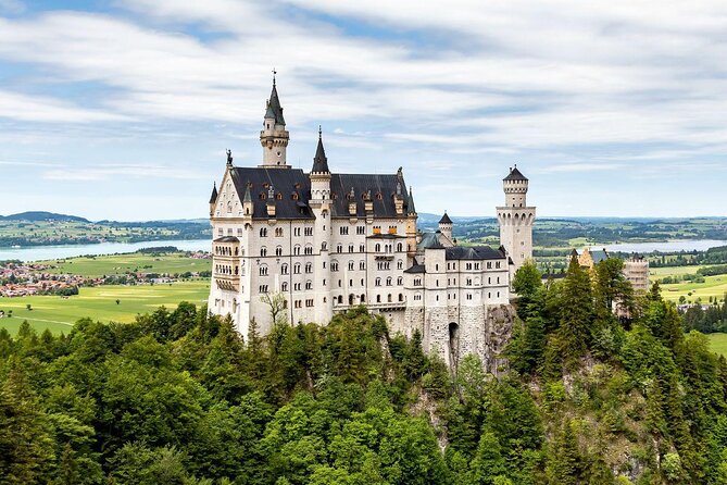 Premium Neuschwanstein Castle and Linderhof VIP Tour from Munich - Lunch and free time below the castle