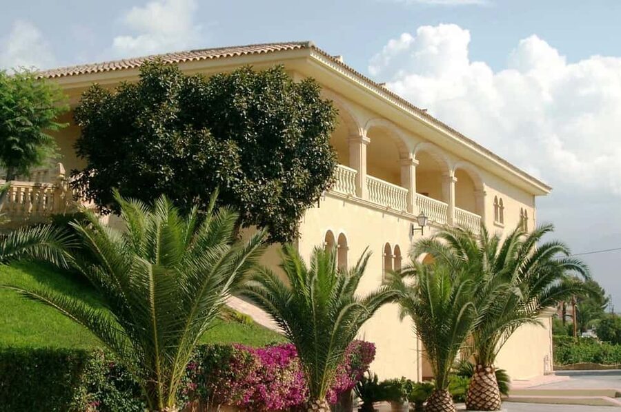 Premium Tour: Winery 7 Tastings + Guadalest Castle | Small group - Starting with wine near L’Alfàs del Pi
