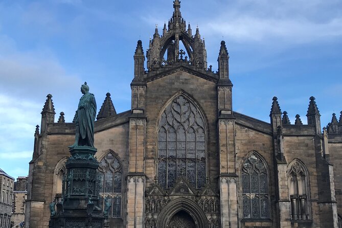 Private Edinburgh City 4-Hour Guided Tour in a black cab LEVC TX - Parliament, Holyrood, and the foot of Arthur’s Seat