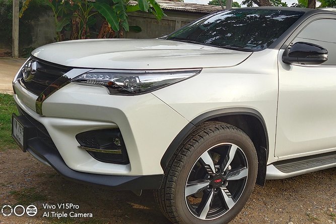Private Luxury Car rental + English speaking driver: - Building a Chiang Mai temple day