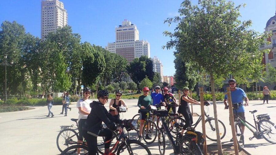 Private Madrid Bike Tour | Exclusive Guided Tour | From 30€ - Guides, languages, and the personal touch