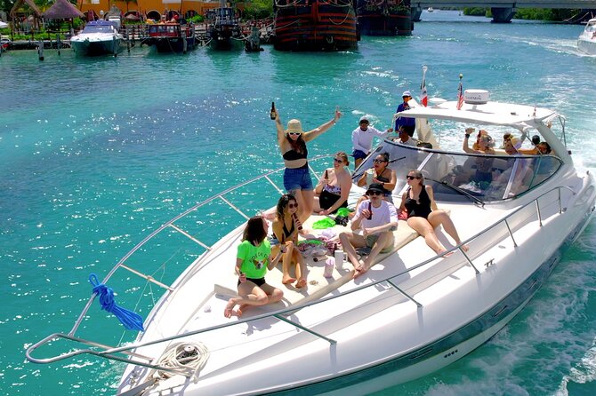 Private Premium Yacht 46FT Rental in Cancún - The service is the real selling point