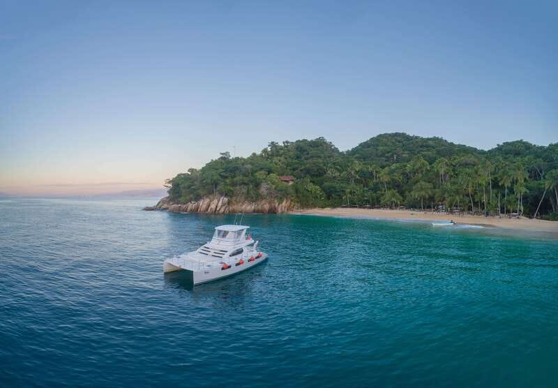 Puerto Vallarta: Luxury Yacht Tour with Lunch and Open Bar - Setting out across the Bay of Banderas