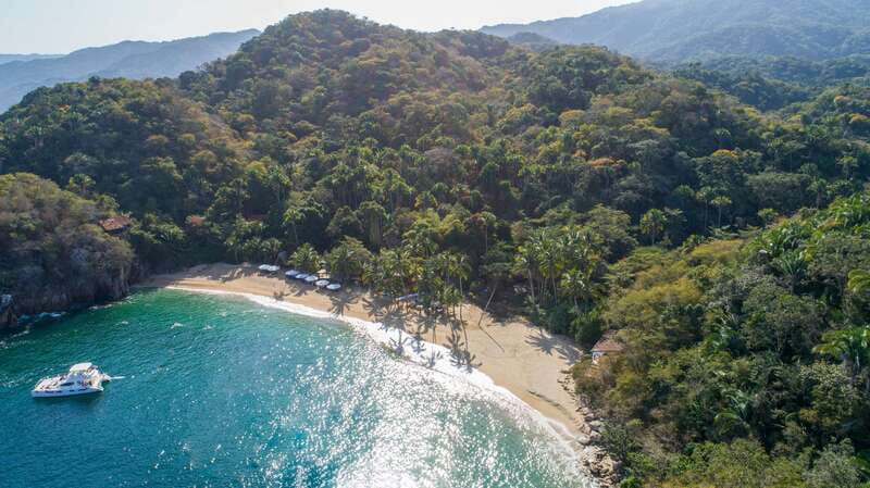 Puerto Vallarta: Luxury Yacht Tour with Lunch and Open Bar - Who should book this yacht trip?