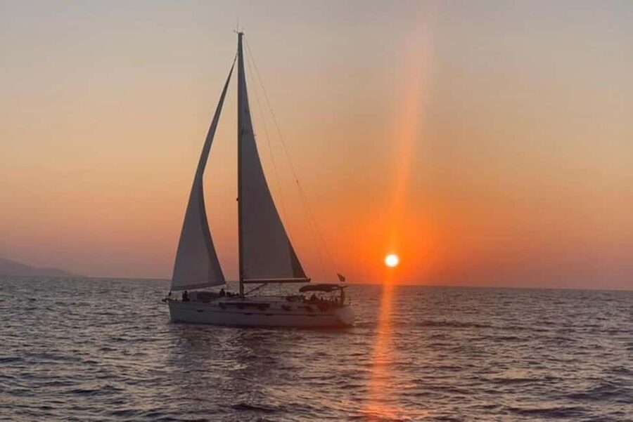 Rethymno: Luxury Sunset Cruise with Dinner and Drinks - Music, space, and the onboard mood