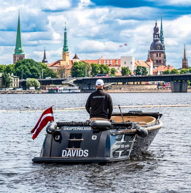 Riga: Private tour - City Panorama with premium class boat - The wider river view and Riga’s major landmarks