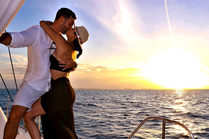 Riviera Maya Luxury Sunset Sailing plus Light Dinner and Open Bar - Open bar service and the light dinner