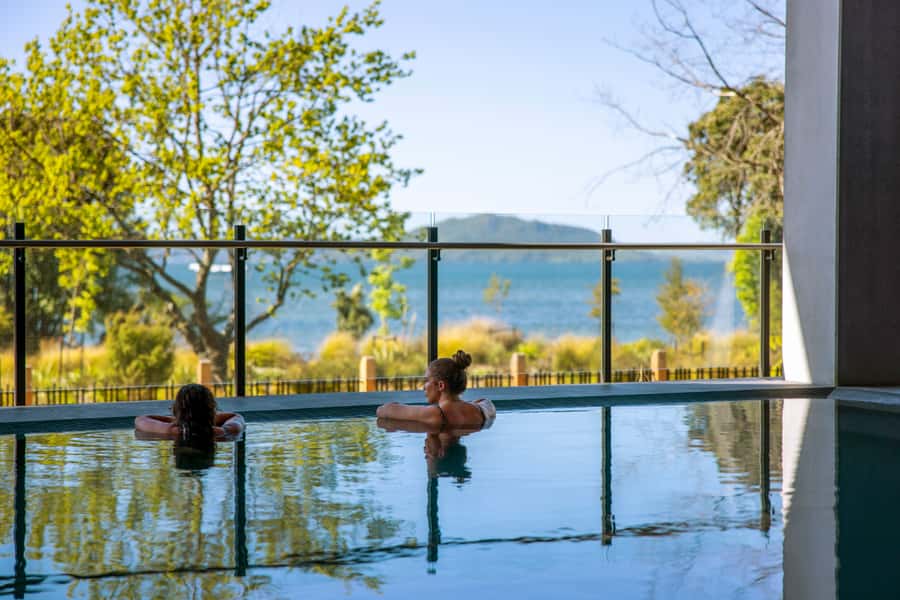 Rotorua: Lakefront Hot Springs & Spa - Luxury Māori Wellness - Te Pae Paru makes the mud treatment hands-on