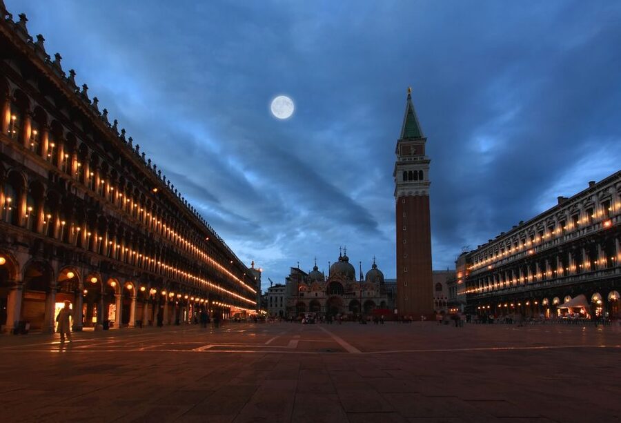 Saint Mark's and Doge's Palace: VIP After Hours Tour - Crossing the Bridge of Sighs