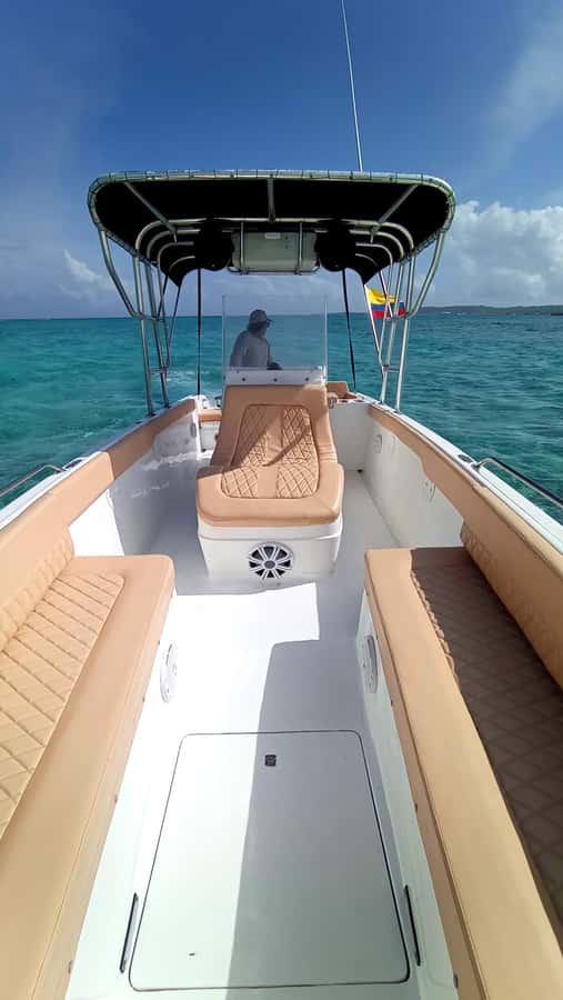 San Andres: Private San Andres Bay Tour by Luxury Speedboat - Lunch at a local island restaurant