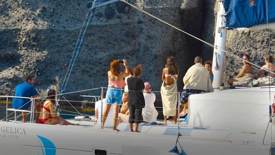 Santorini: Luxury Caldera Cruise with Full Greek Meal - Sailing toward Nea Kameni and the hot springs