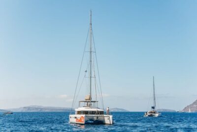 Santorini: Luxury Catamaran Day Trip with Meal and Open Bar