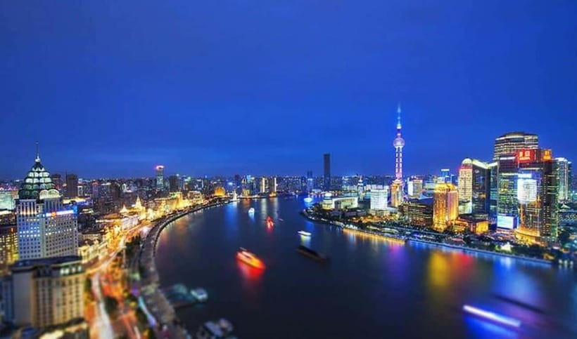 Shanghai Night River Cruise VIP Seat with Authentic Dinner - Guides Make the Difference at Dinner and on the River