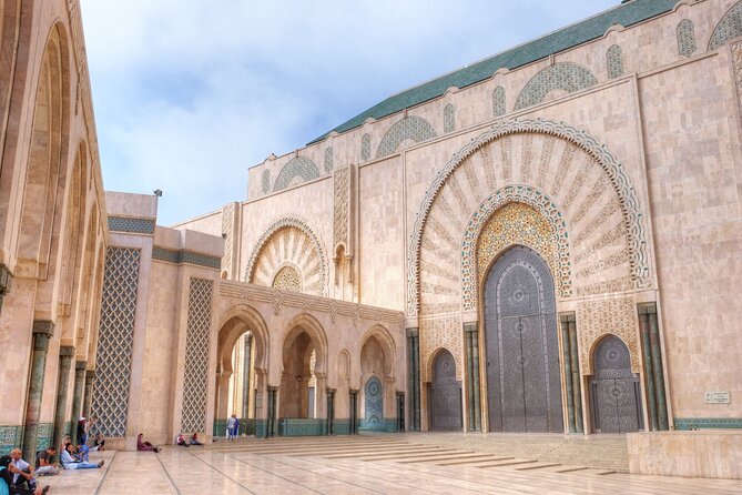 Skip the line Hassan 2 mosque Premium Tour entry ticket included - What happens from the meeting point to the entrance