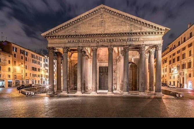 Skip the line with exclusive entrance to the Pantheon - Looking up at the dome and oculus