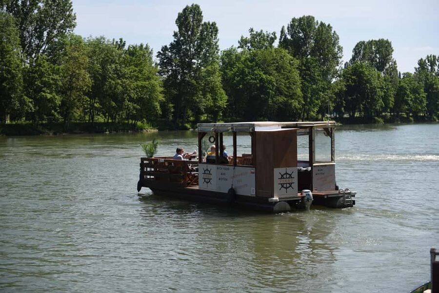 Stuttgart: Exclusive Raft Boat Rental - Why the boat design matters