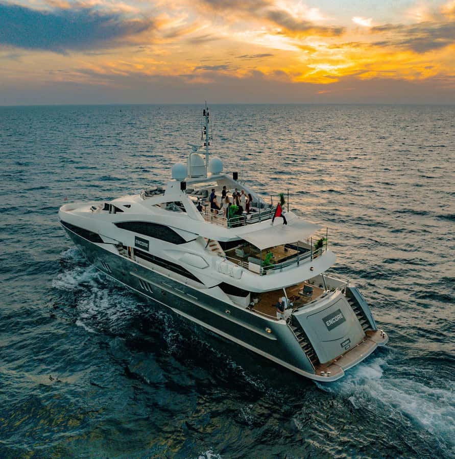 Sunseeker Superyacht: VIP Dinner, Premium Drinks& Live Music - Live music on a yacht, not a nightclub