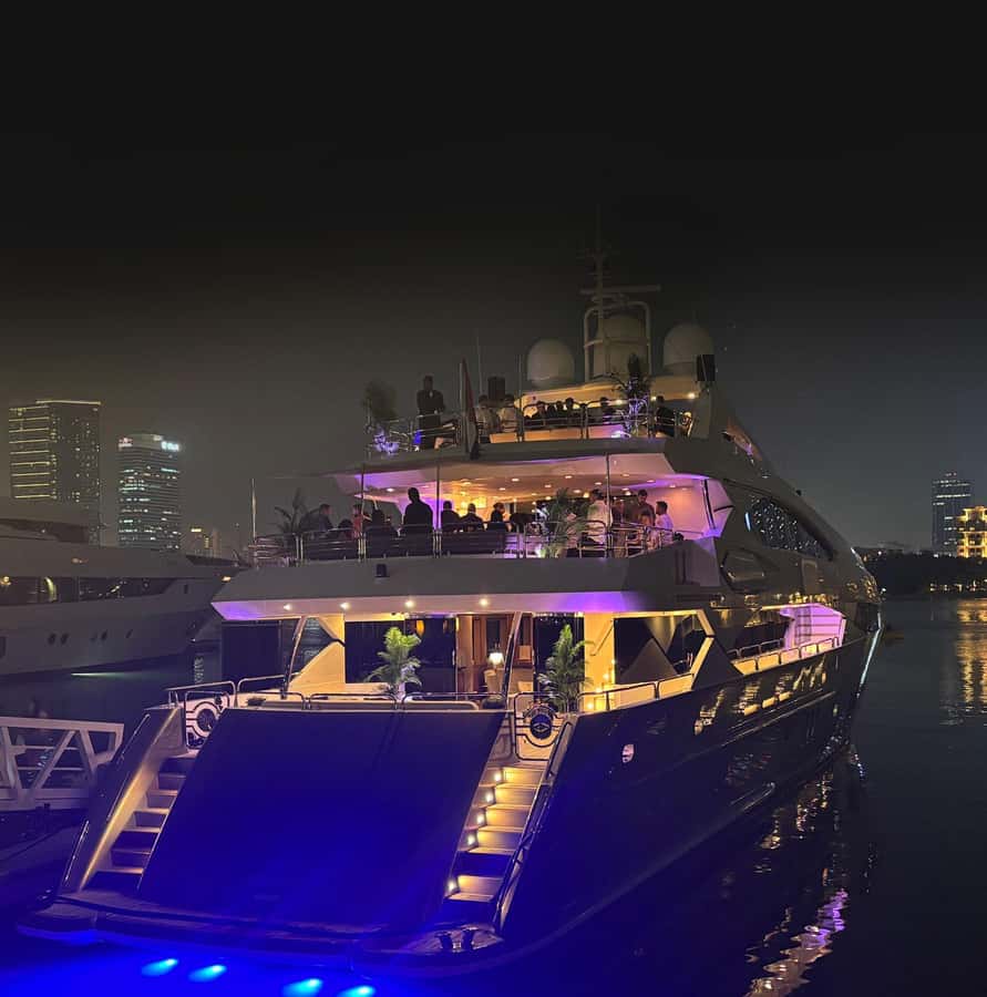 Sunseeker Superyacht: VIP Dinner, Premium Drinks& Live Music - Service, comfort, and the feel on board