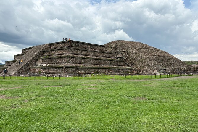 Teotihuacan Pyramids VIP Tour without Commercial Stops - The Pyramid of the Sun and the long walk back